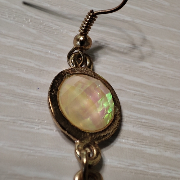 Faceted Gold Tone Seafoam Green Iridescent Pierced Earrings Mermaid Beach Theme - Picture 4 of 6